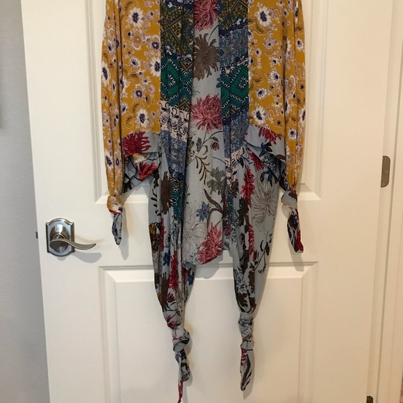 Umgee Kimono with Ragland Sleeves Sleeves & Sides Tied into Knots - Picture 5 of 5